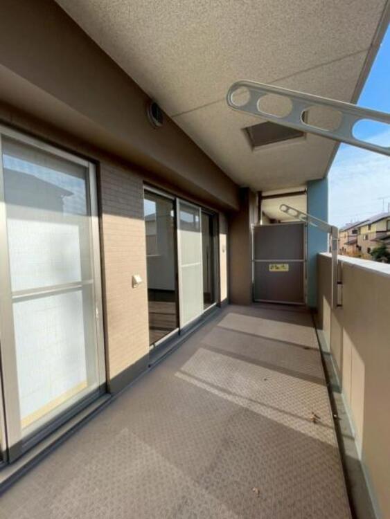 バルコニー 2部屋に面したワイドバルコニーは陽当たり良好で洗濯物が良く乾きます 