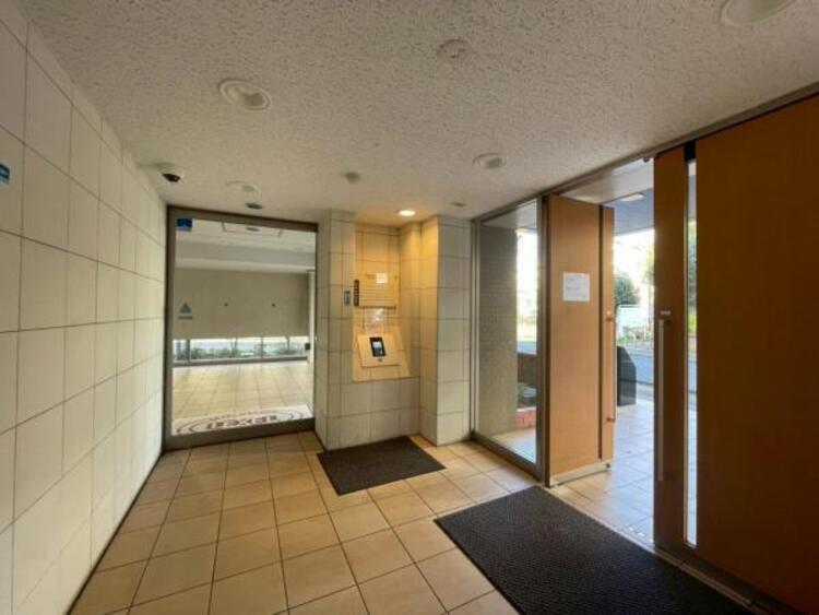 エントランス 遅い時間のご帰宅や、お子様のお留守番に安心のオートロックマンションです