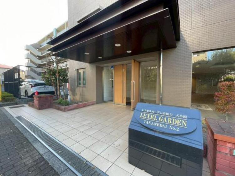 その他 管理体制良好の明るいエントランス玄関です。前面道路は車通りが少なく、落ち着きがあります。