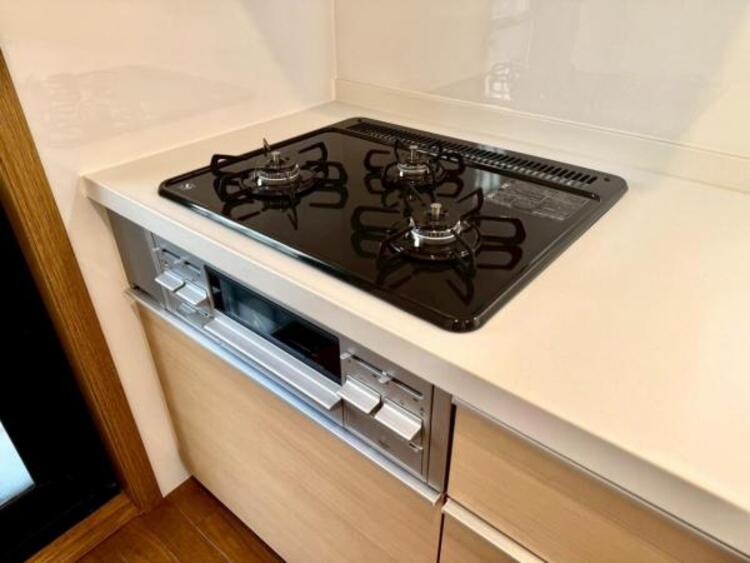 キッチン 3口コンロはお鍋もフライパンも同時に使えるので、料理効率も上がりますね。 