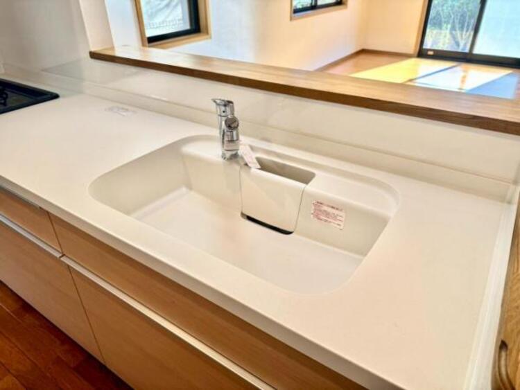 キッチン 鍋や大皿も洗える広々としたシンクです 