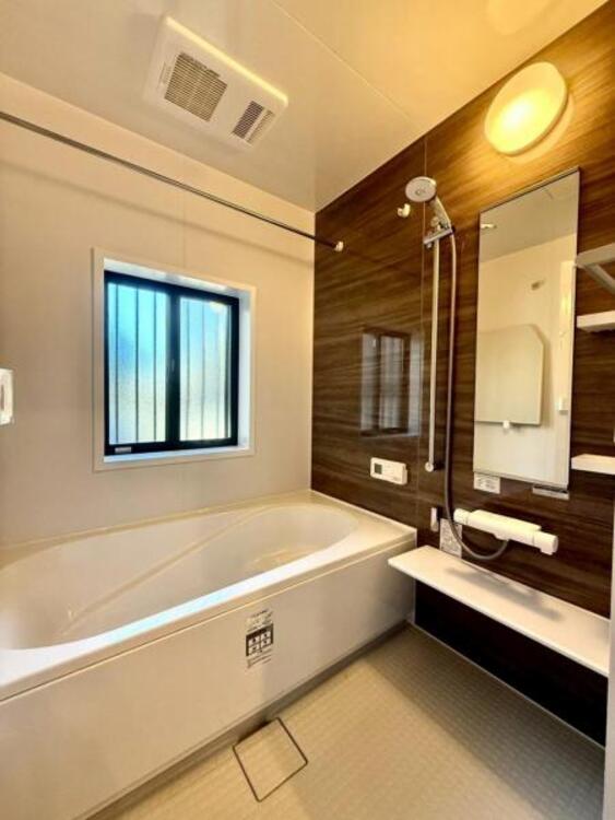 風呂 浴室乾燥機付きのバスルーム。足を伸ばしてリラックスができる安らぎの空間です