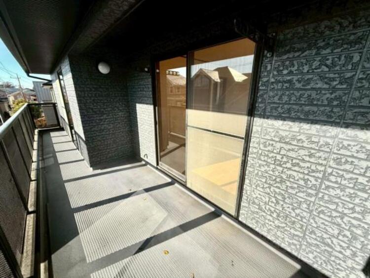 バルコニー 南向きの明るいバルコニーは陽当たり良好で洗濯物が良く乾きます