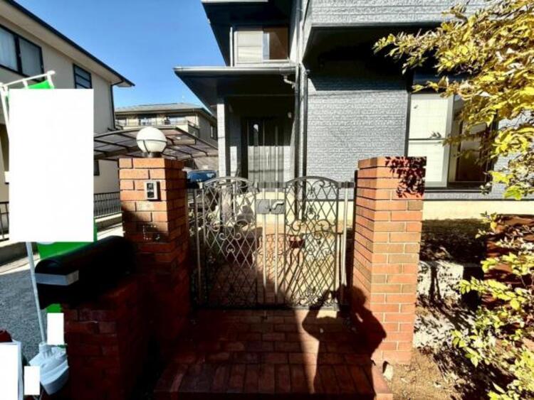 その他 レンガの華やかな玄関がご家族をお出迎えします