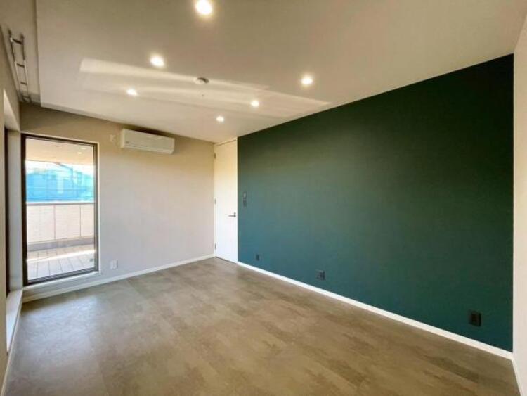 内装 アクセントクロスがインテリアと調和する、落ち着きのある寝室。バルコニーと繋がり、開放的な空間です。