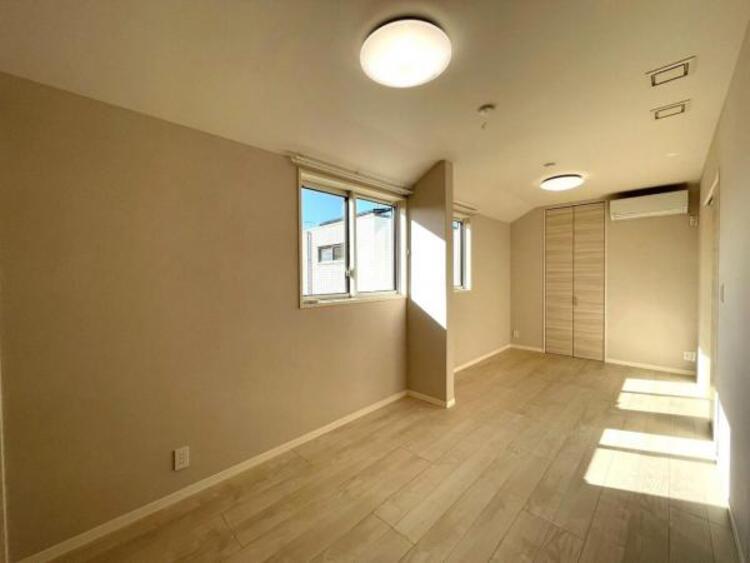 内装 2間が繋がった約9.2帖の洋室は、お子様の成長に合わせて間仕切り対応が可能な間取り仕様です。