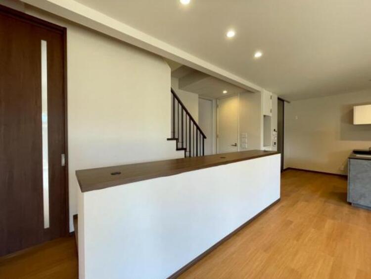 内装 家事や事務作業、お子様のリビング学習にぴったりのデスクカウンター。庭を眺める特等席です。