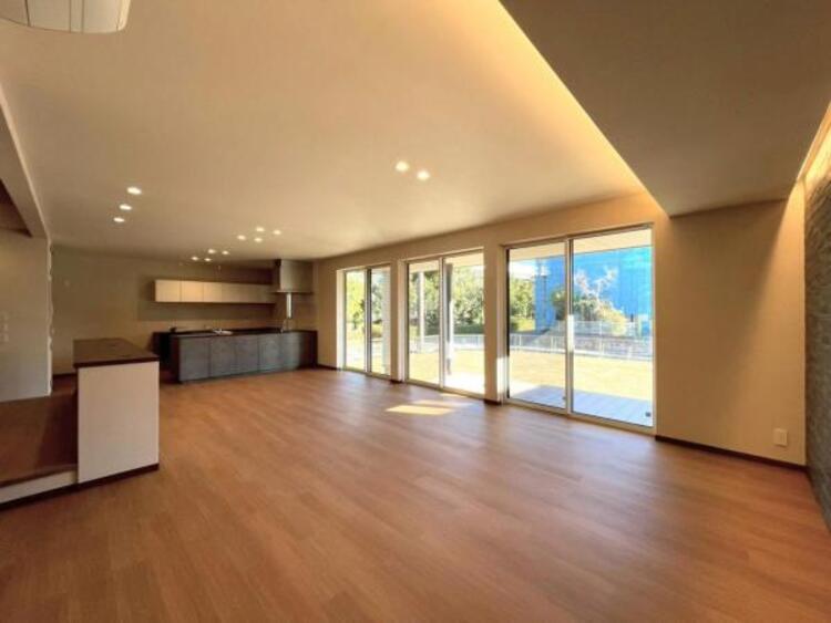 居間 広々芝生庭・ウッドデッキに面した、広々31帖LDK！大きな窓から陽光が注ぐ明るい空間です。