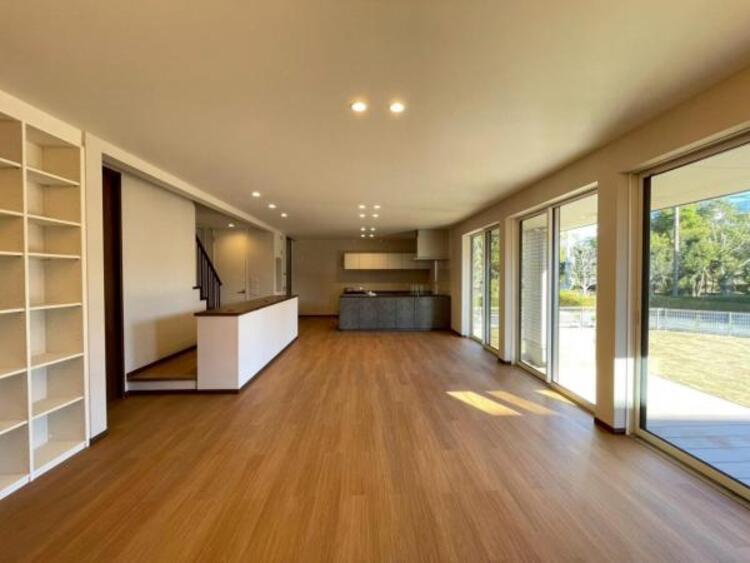 居間 一日の長い時間を過ごすリビング。インテリアを楽しめるゆとりある広さです。シャッターは電動でワンタッチ開閉が可能です。