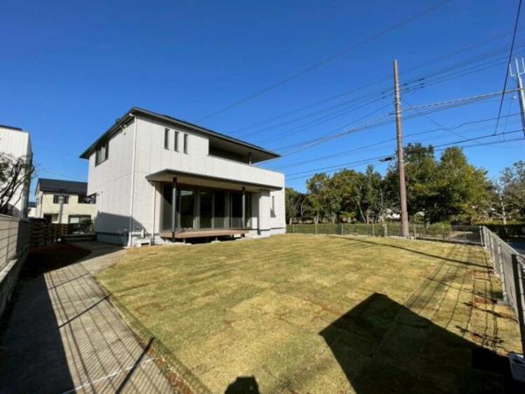 外観 三方角に佇み、街並みに馴染みながらも存在感のある邸宅。大きな窓から緑を望む癒しの日常、陽光と風が巡る住まいです。