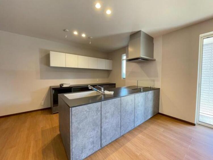 キッチン デザイン性や機能性を備え、LDKの中心的存在として空間を彩るキッチンです。