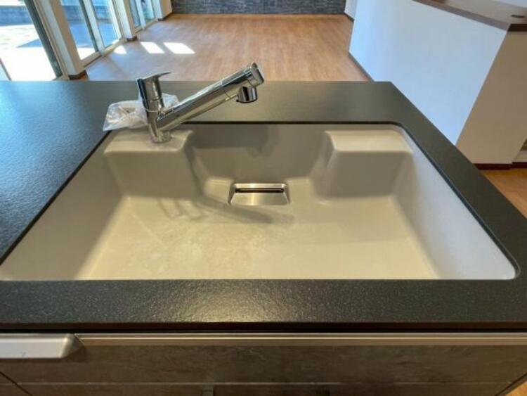 キッチン 鍋や大皿も洗える広々としたシンク。ワンタッチで浄水に切り替えられる浄水一体型水栓に新規交換済みです。