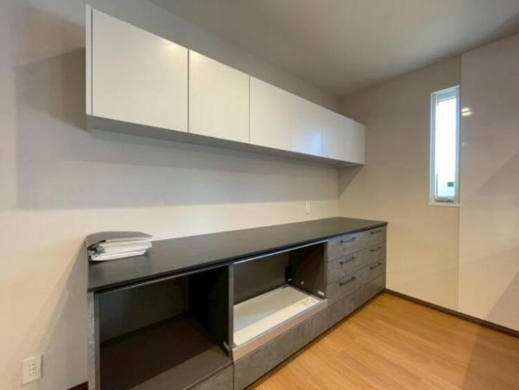 キッチン カップボード設置済みで統一感と収納力のあるキッチンです