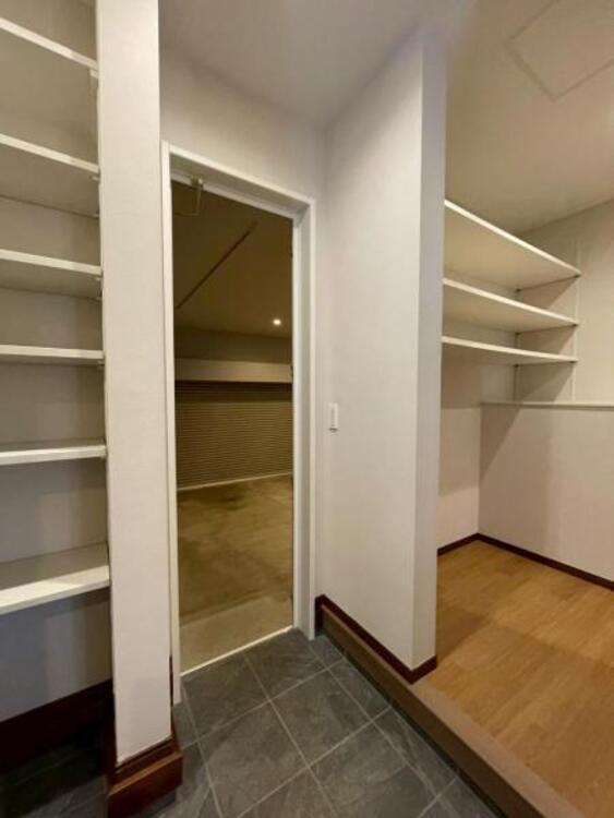 収納 外出・帰宅時は、回遊可能な納戸とSICを通ることで、動線上で身支度が整えられます。