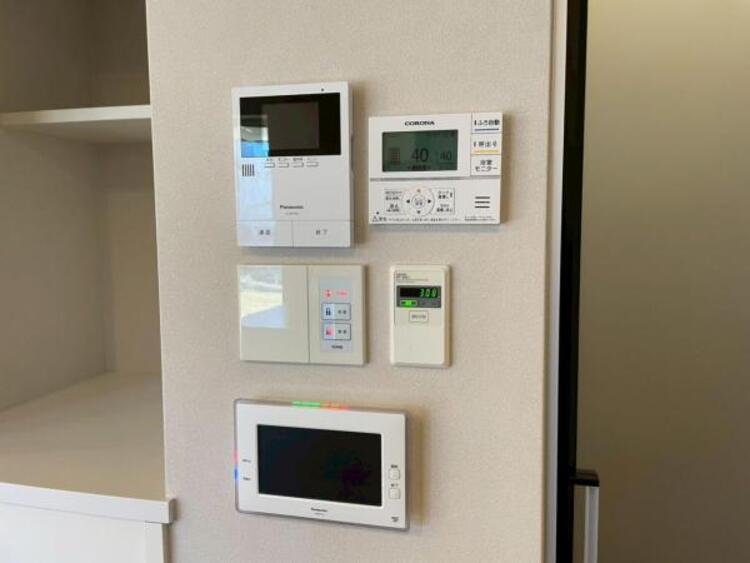 設備 電子錠や給湯、モニターホン、発電モニターなどスイッチパネルが一か所に集約しており、操作が快適です。