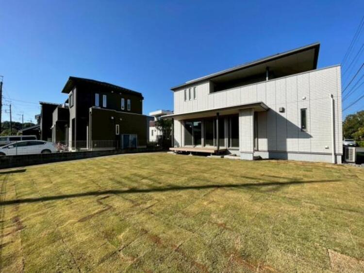 その他 陽光と風の注ぐ大空間の芝生庭。ゴルフの練習、ドッグラン、お家キャンプなど、家族の暮らしが広がります。