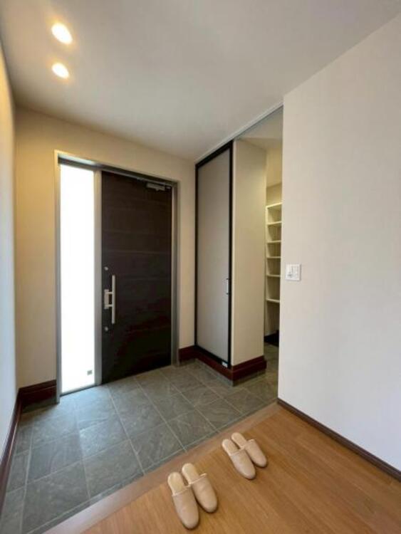 その他 ご家族の「いってきます」「おかえり」を見守る、明るく広々とした玄関です。