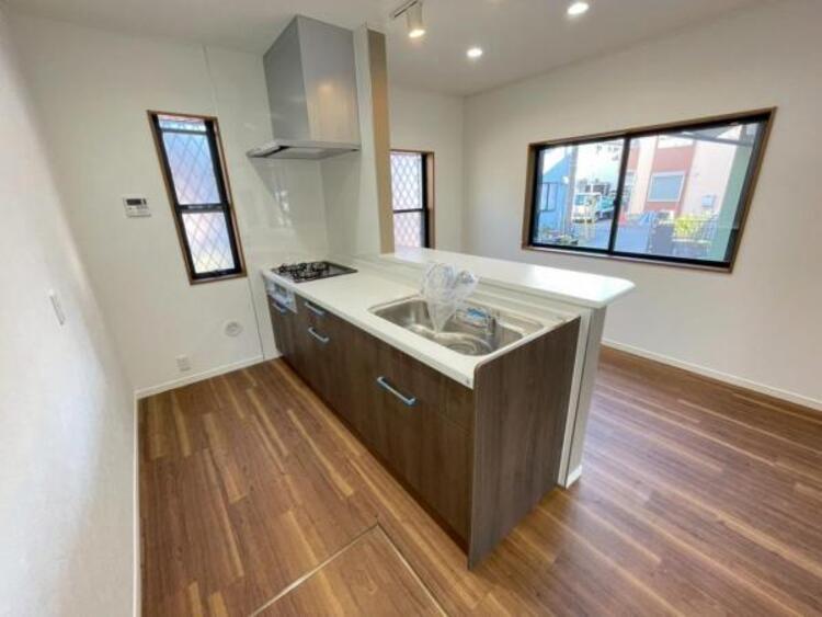 キッチン LDKを見渡せるオープンキッチン。ご家族で並んでも余裕のある広さです 