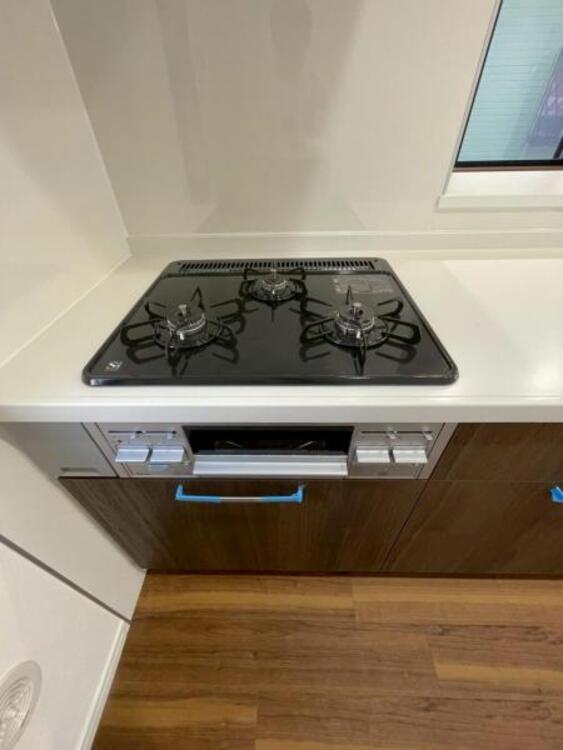 キッチン 毎日の料理に嬉しい3口コンロ。グリルもあり色んなレシピを楽しめそうです。 