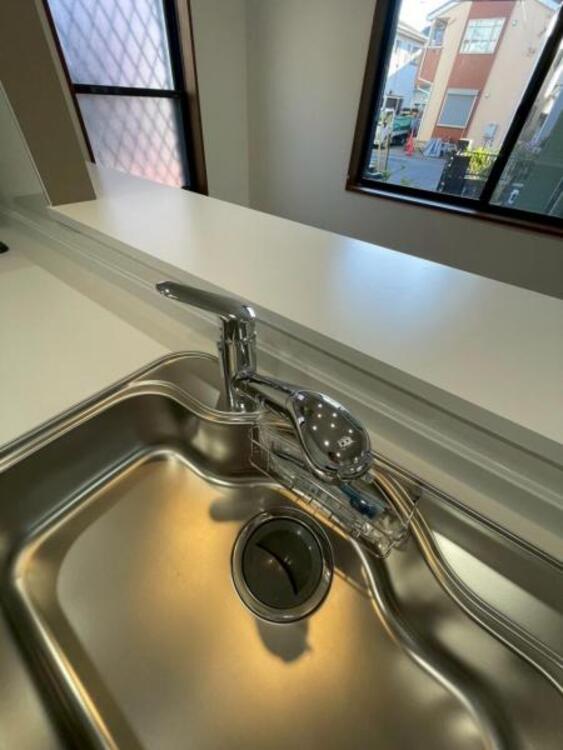 キッチン 鍋や大皿も洗える広々としたシンクです。ステンレスのため耐久性・お手入れしやすさも魅力です 
