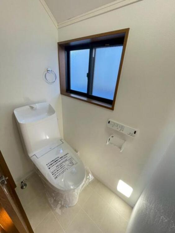 トイレ 明るく清潔感のある節水型ウォシュレットトイレです 