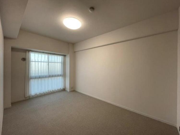 内装 柔らかな色合いに優しく包まれ、リラックスタイムを送れる寝室 