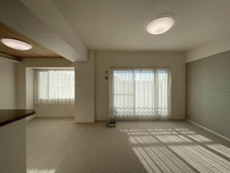 居間 日照時間の長い南西向きのLDKは、陽光がたっぷり注ぎ明るい空間です！