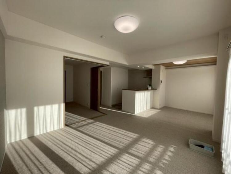 居間 たっぷりの陽光が注がれた明るいリビングは、家族団らんのひと時を包み込みます。 