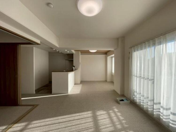 居間 窓面積が広く、陽光の注ぐ明るいLDK 