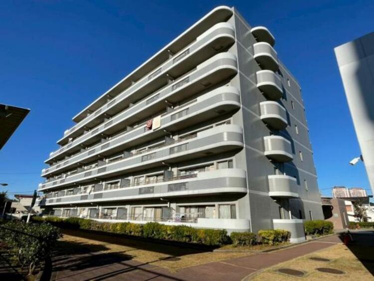 外観 南西向き・3階住戸につき日当たり、風通し良好！安心のオートロックマンションです！