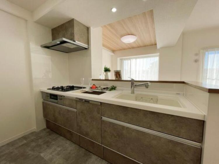 キッチン 広々とした食洗機付きキッチン。対面式でお料理中もご家族の気配を感じられます 