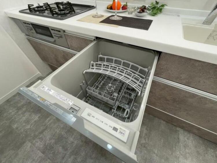 キッチン ビルトイン食洗機で食後の負担を軽減。高温洗浄と乾燥で、手洗いより清潔・快適、経済的です。 