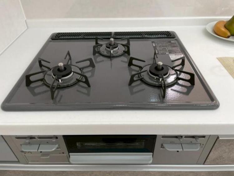 キッチン 毎日の料理に嬉しい3口コンロ。グリルもあり色んなレシピを楽しめそうです。 