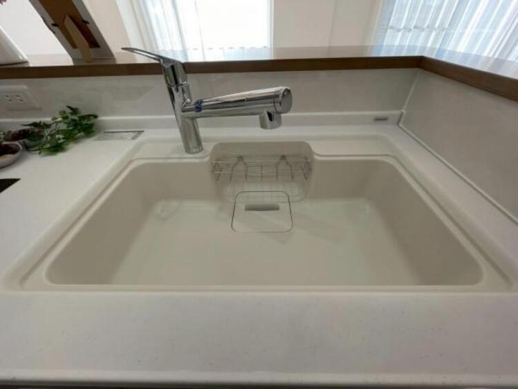 キッチン 鍋や大皿も洗える広々としたシンクです。