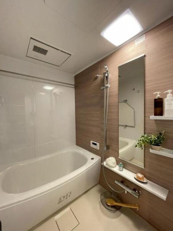 風呂 浴室乾燥機付きのバスルーム。足を伸ばしてリラックスができる安らぎの空間です 