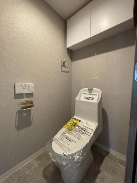 トイレ 明るく清潔感のある節水型ウォシュレットトイレです 