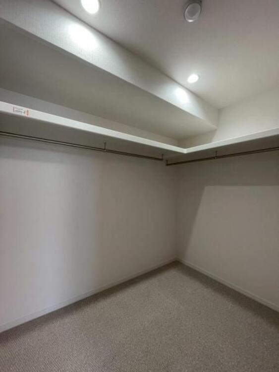 収納 大容量のWICにはご夫婦の衣類がすっきり収まり、衣替えいらずですね 