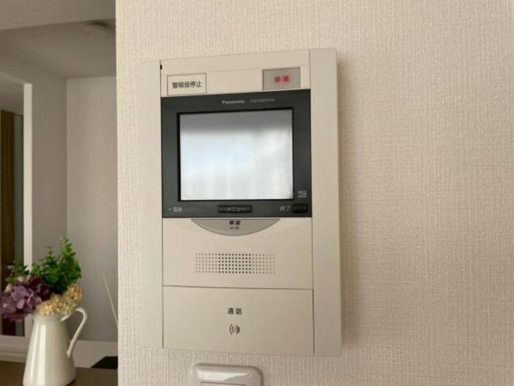 設備 お子様のお留守番時も、鍵の開錠前に確認ができ安心のモニターインターホン。 