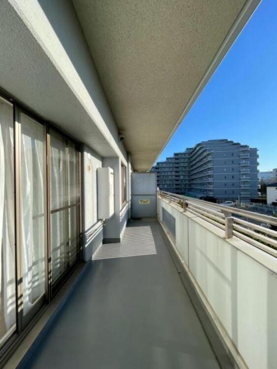 バルコニー 2部屋に面したワイドバルコニーは陽当たり良好で洗濯物が良く乾きます 