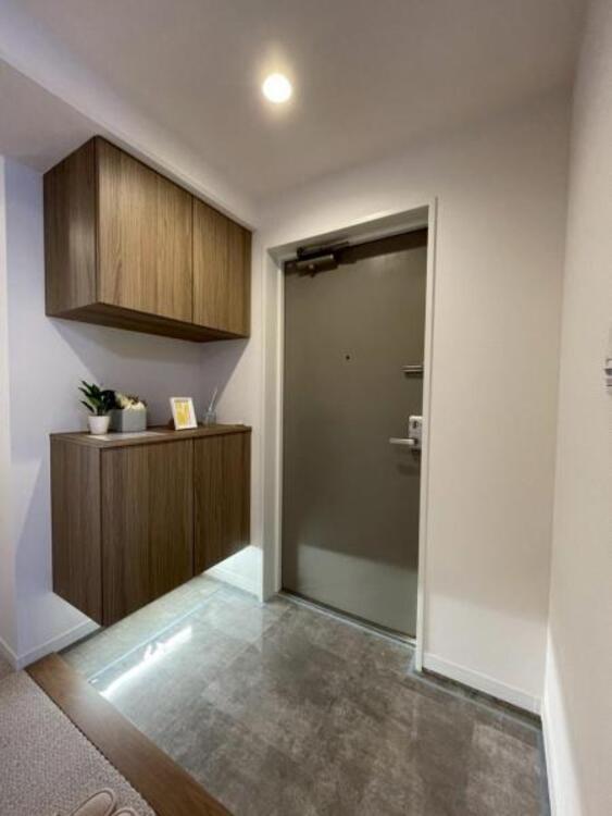 その他 フットライトが空間を優しく包み込む明るい玄関 