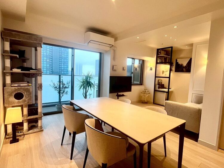 居間 約14.2帖のLDKは18階の南向きバルコニーに面しており明るいお部屋♪ワーキングスペースも完備！