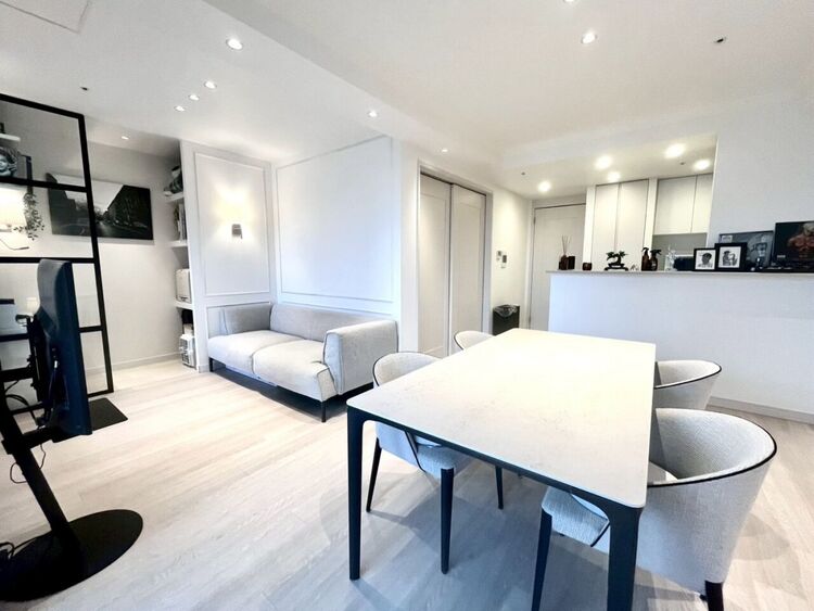 居間 約14.2帖のLDKは18階の南向きバルコニーに面しており明るいお部屋♪ワーキングスペースも完備！