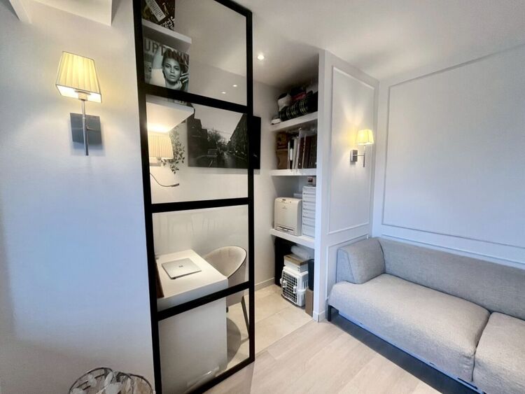 内装 デスクスペース後方にはプリンターや書類を設置可能な棚を設置することでリモートワーク環境を整えております♪