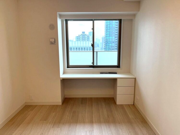 内装 造作テーブルを設置・スペースを有効活用することで家具を最小限に抑えてお部屋を広くお使いいただけます♪