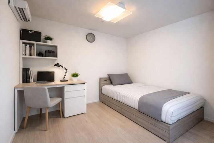 内装 約5.0帖の洋室は形の綺麗なお部屋となり広々とお使いいただけます♪（ステージング加工有）