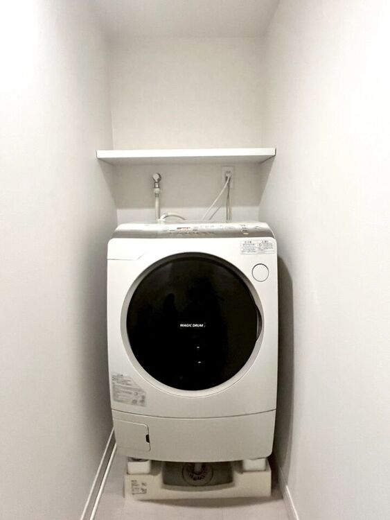 その他 ドラム式洗濯機設置可能な洗濯機置場♪上部には棚があり洗濯用品設置可能！