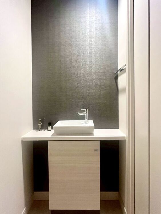 その他 トイレ対面には手洗いスペースも完備♪清潔感と高級感溢れるお手洗い空間！