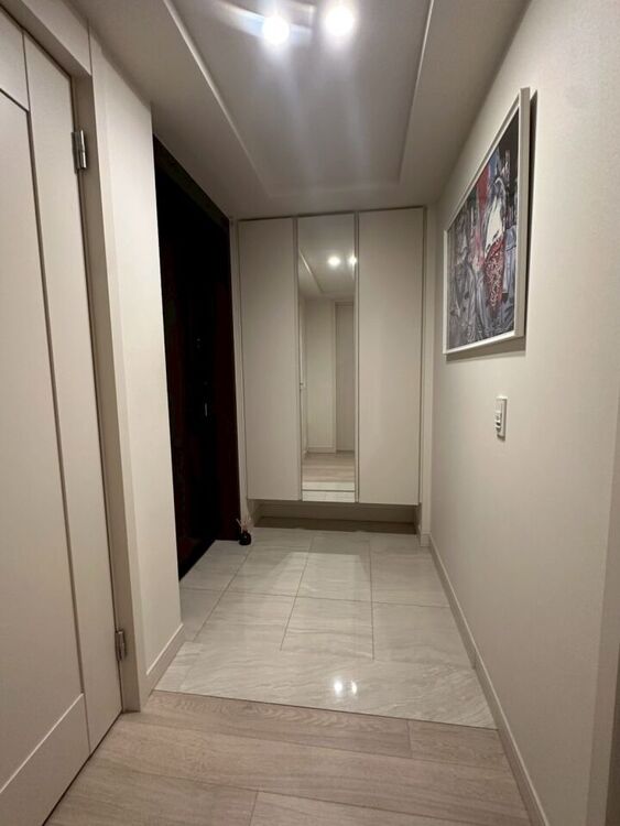 玄関 シューズインクロークには姿見鏡を設置♪外出前に見出しなみを整えていただける一工夫も！