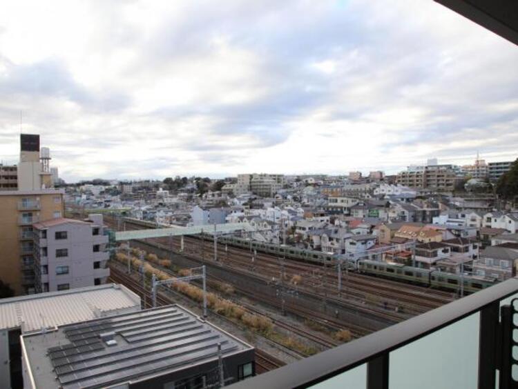 エントランス 住まいの顔ともいえるエントランスは、上品で洗練された印象に仕上がっています。