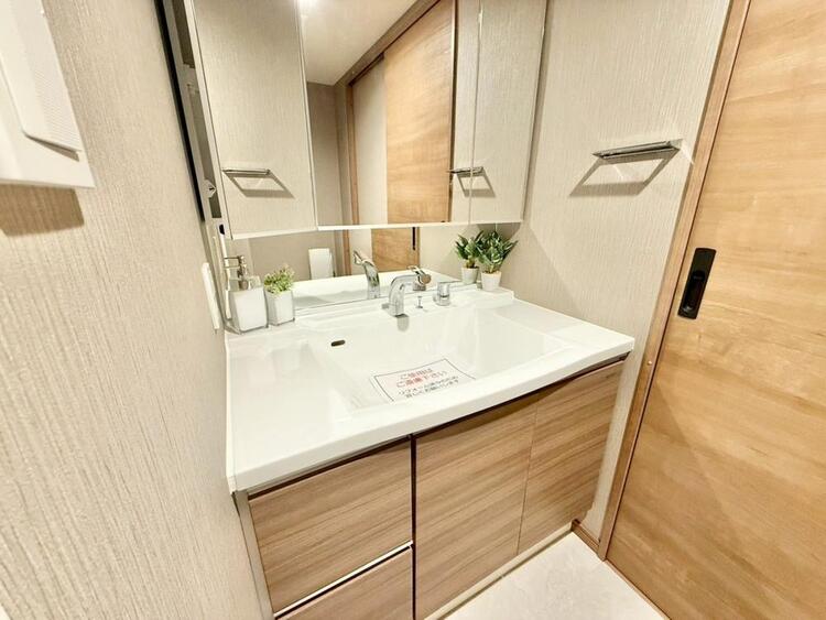 その他 清潔感を感じられる洗面化粧台。